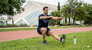 Sentadilla unilateral para prevención de lesiones de rodilla ejecutada por runner con polo de FisioForYou en el Cauce del Turia, Valencia - Técnica correcta