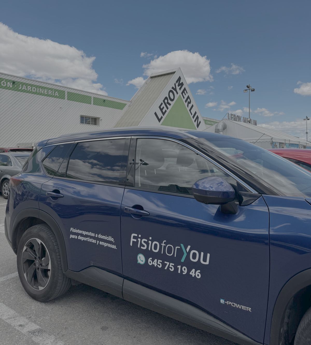 Vehículo del equipo de fisioterapia a domicilio en Valencia de FisioForYou frente a Leroy Merlin, una de las empresas con las que trabaja