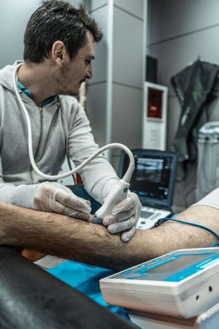 Fisioterapeuta de FisioForYou aplicando electrólisis percutánea (EPI) guiada por ecografía en Valencia
